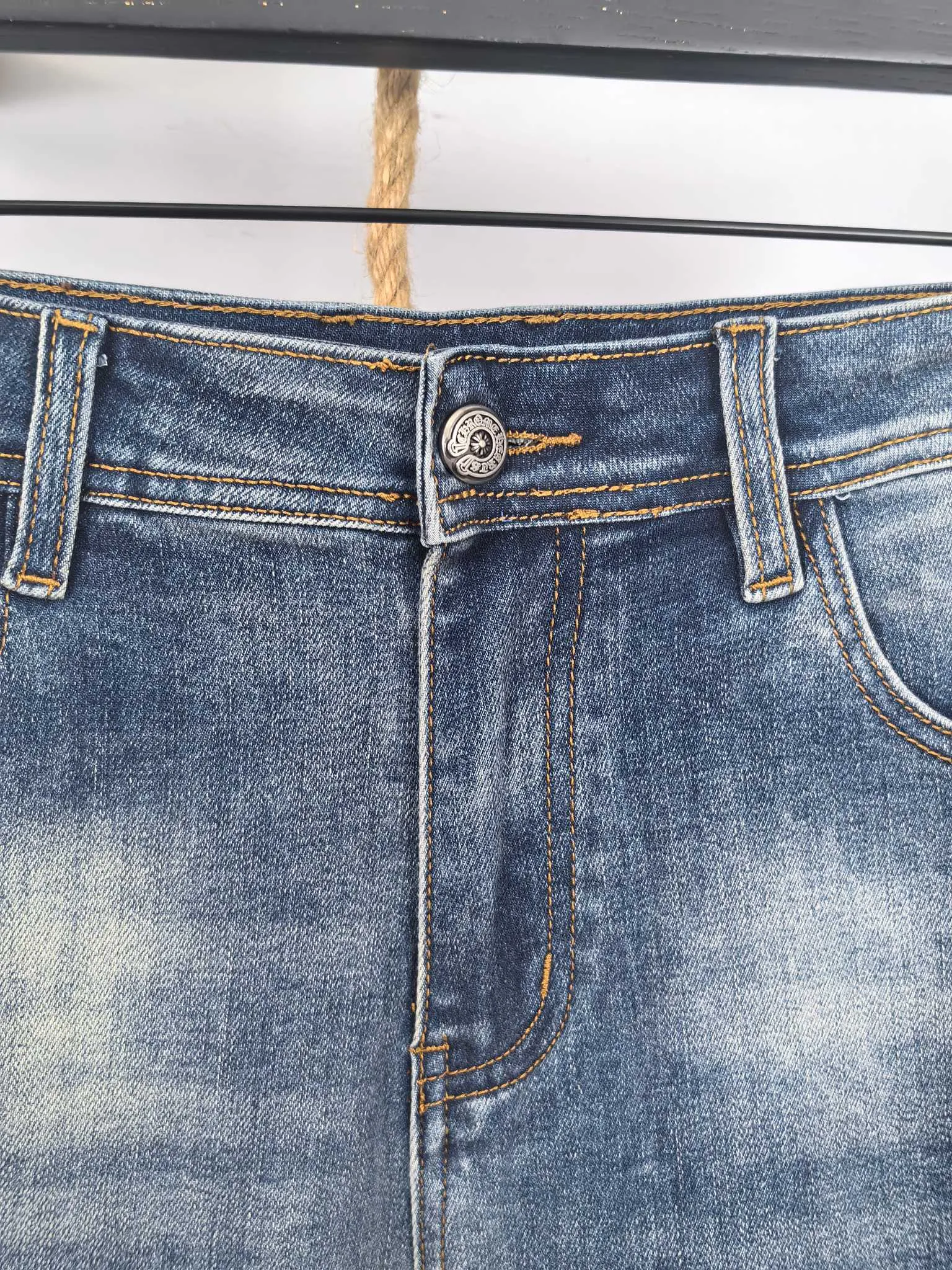 P400 Chrome Hearts men's jeans, official album and poster wear style!  High-grade imported denim raw-color fabrics are supplied to customers, and the pure 13oz ounce corduroy fabrics from Okayama, Japan are specially selected. Heavy-duty environmentally friendly plant enzyme washing process is used. The texture has a light retro color, which is quite beautiful and fits the autumn and winter colors. The fabric is soft and delicate after washing, but has a strong sense of bones and a slight stretch, which provides an excellent comfortable experience. It is not damaged by any technological elements and retains the purest tannin color! The details throughout the body are perfect, exquisite and elegant. The latest leather label on the waist highlights the brand's characteristics. The hardware accessories, leather label and wiring all reflect the craftsmanship! The silhouette is perfectly tailored and has excellent butt lift and slimming effect. It can be easily matched with any top in the wardrobe. It has wide compatibility and is suitable for various daily wear. The upper body is full of shape. It is a must-have trousers for those who are obsessed with quality control and 1V! Size: 28-38 No 35 37